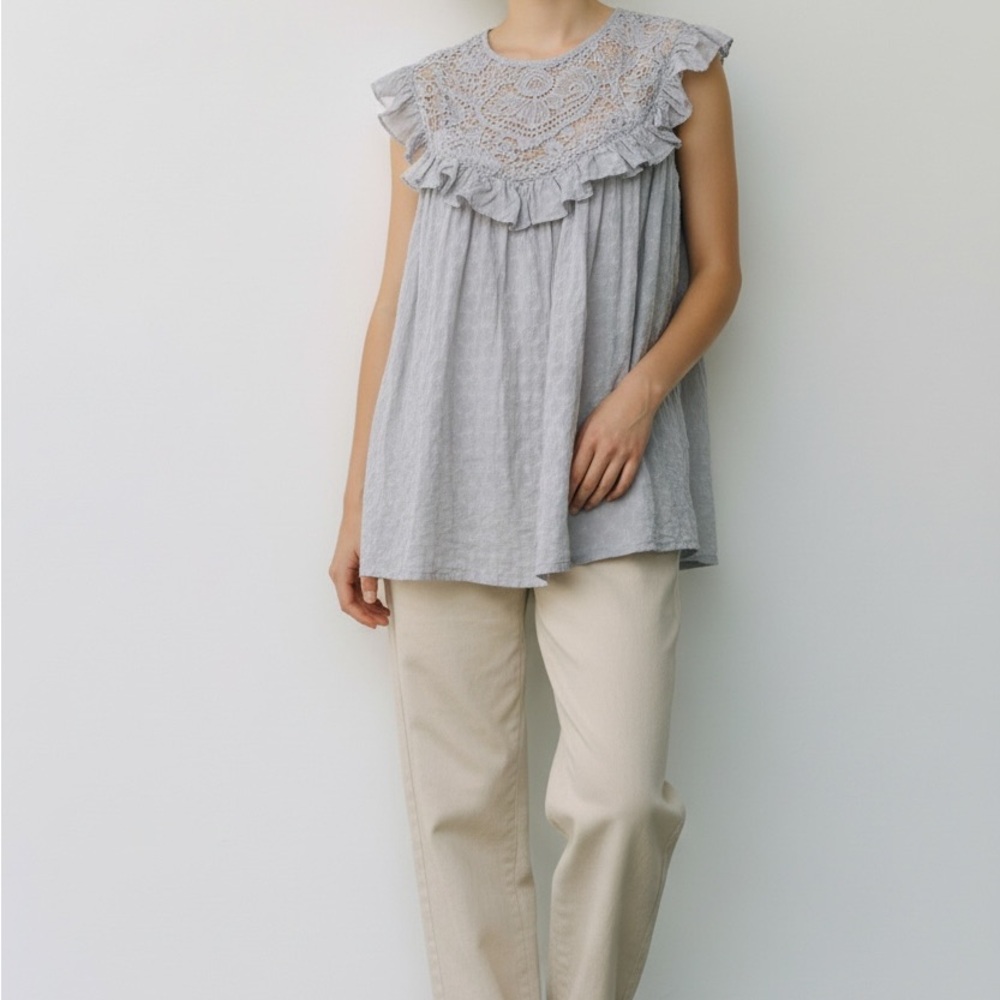 Women's Camisa Sleeveless Crochet Yoke Ruffle Top - Light Gray Size M